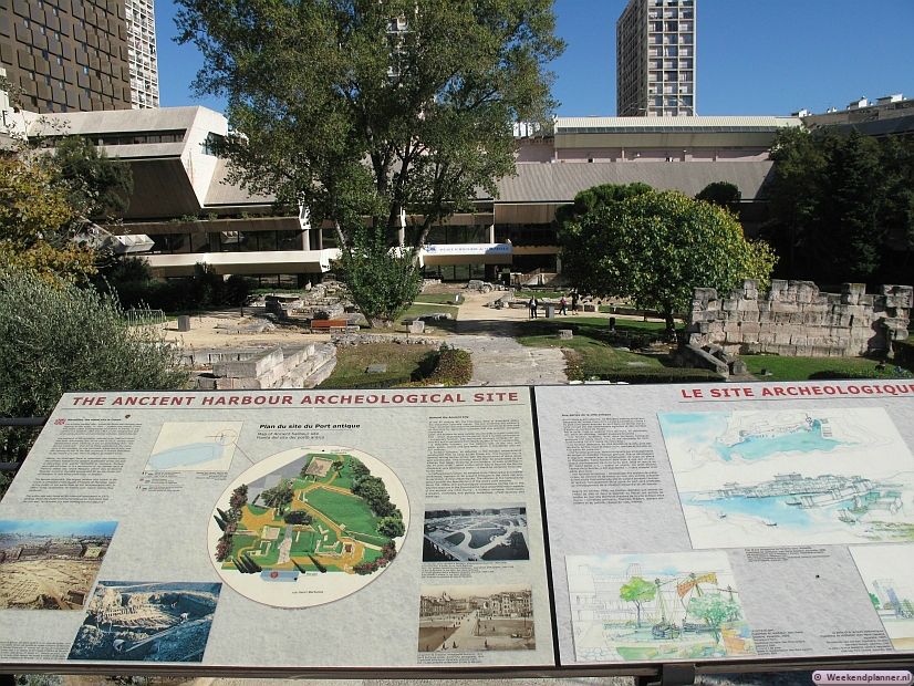 Marseille is al meer dan 2600 jaar oud. Op de foto zie je  de ruïnes van de haven uit de klassieke oudheid, Jardin des Vestiges. Deze ruïnes van de haven van de Griekse stad liggen vlakbij de oude haven een paar straten landinwaarts. 