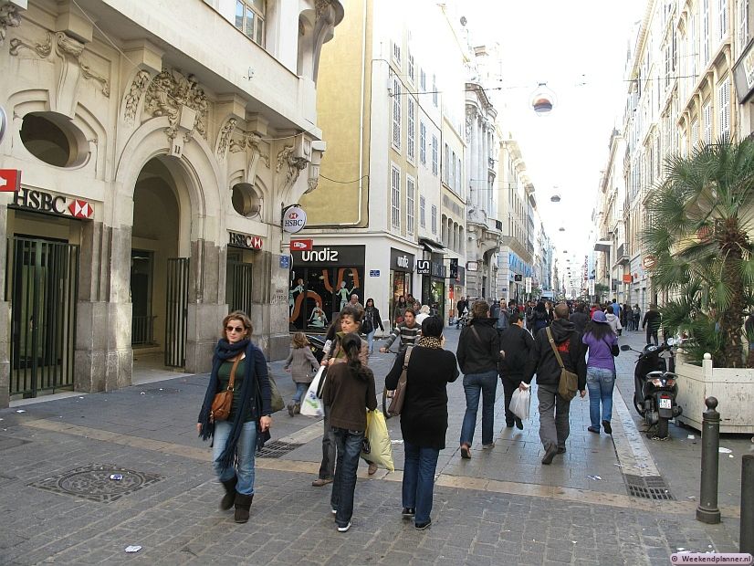 De winkelstraat Rue Saint-Ferreol ligt ook vlakbij de oude haven.