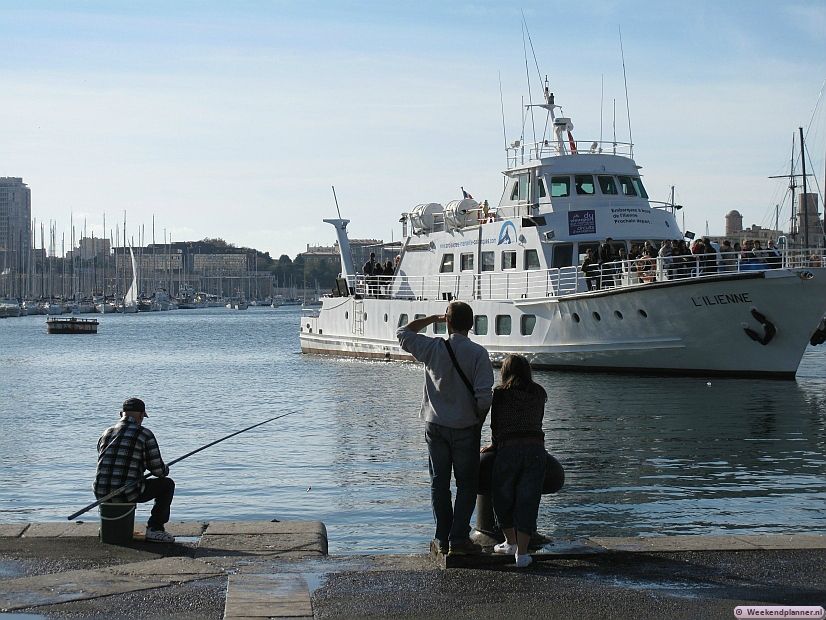 Vanuit de haven van Marseille vertrekken meerdere rondvaartboten waarmee je langs de prachtige kust bij Marseille kunt varen. Een vaartocht van ongeveer twee uur kost zo'n 25 euro. Tips: De attracties van de oude haven van Marseille.