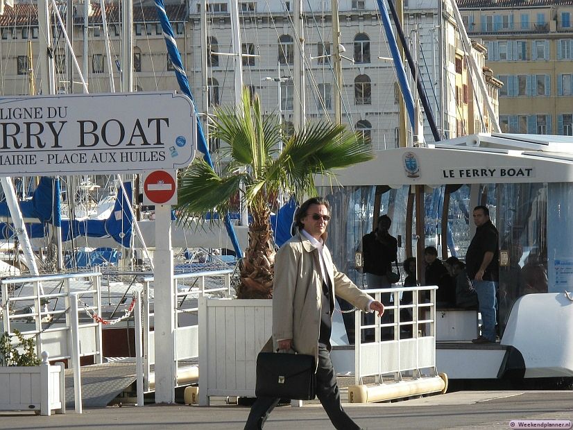 Dit is de oude haven van Marseille, Vieux Port. Met deze kleine veerboot kun je gratis overvaren. De korte vaartocht door de haven is zeker de moeite waard als je niet met een rondvaartboot gaat varen. Tips: De attracties van de oude haven van Marseille.