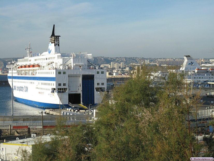Marseille heeft meerdere havens. Op de foto zie je de haven voor veerboten. Er vertrekken veerboten naar o.a. Noord-Afrika, Corsica en Italië. De veerhaven ligt niet ver van de oude haven maar als u met de auto bent  moet u op de autoweg wel een andere afslag nemen.