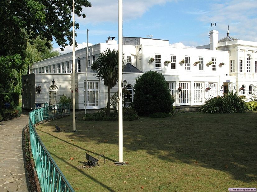 Dit is het viersterrenhotel op Monkey Island. In de 18de eeuw liet de derde Duke of Marlborough twee gebouwen neerzetten om comfortabel te kunnen vissen. Dat zijn het huidige hotel en het paviljoen.Tip: Overnachten op het Monkey Island Estate.