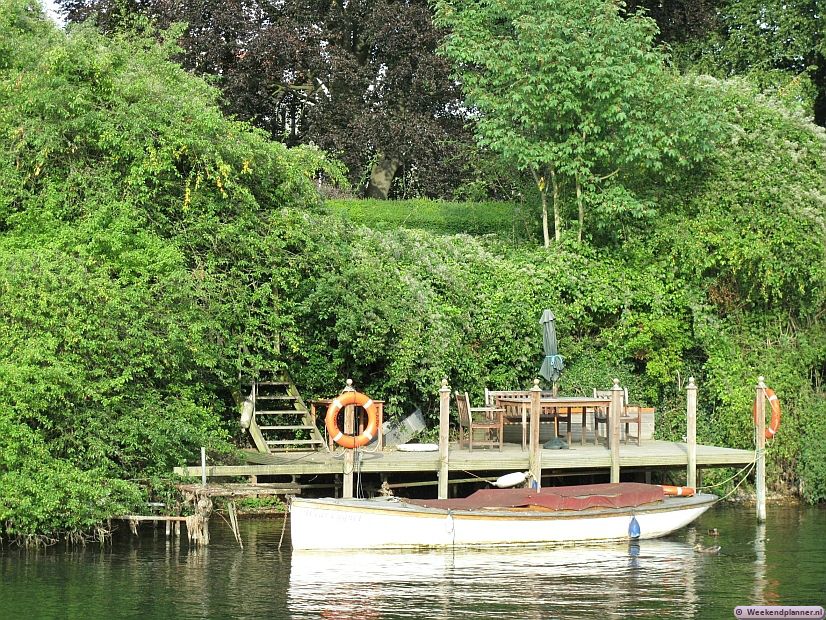Monkey Island ligt in de Theems. Je kunt er dus aan het water zitten en kijken naar de bootjes die voorbij varen. Het hotel ligt aan het Thames Path, het langeafstandspad langs de Theems.