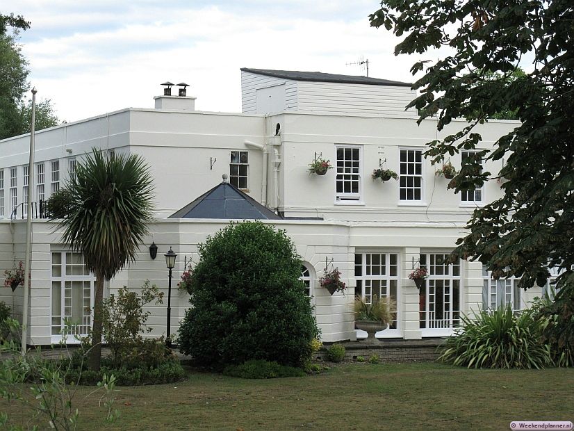 Het viersterrenhotel is een leuke bestemming voor een romantisch weekendje Londen. Tip: In het culinaire dorpje Bray liggen maar liefst twee driesterren restaurants. Tip: De attracties van het Monkey Island Estate.