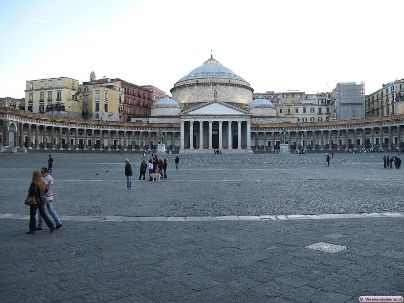 Het grote plein Piazza del Plebiscito met de kerk Basilica Reale San Francesco di Paola. Aan de andere kant ligt het Koninklijk Paleis. Foto's van het centrum van Napels.