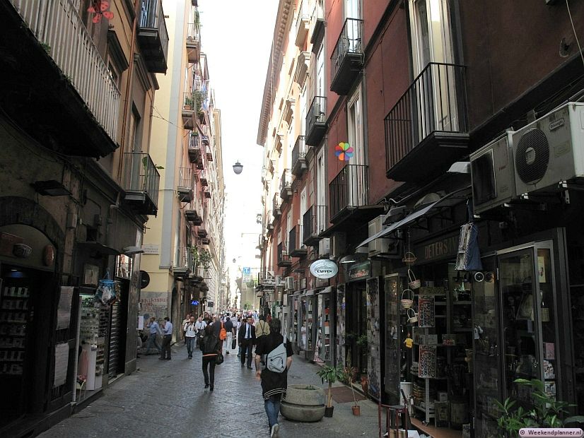 Vergeleken met steden als Rome en Milaan kun je in Napels nog goedkoop winkelen. Tips: De attracties van Napels.