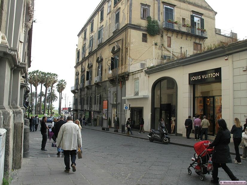 Dit is de dure winkelstraat Via Calabritto met merken als o.a. Gucci en Louis Vuitton. Foto's van de  winkelstraten en markten.