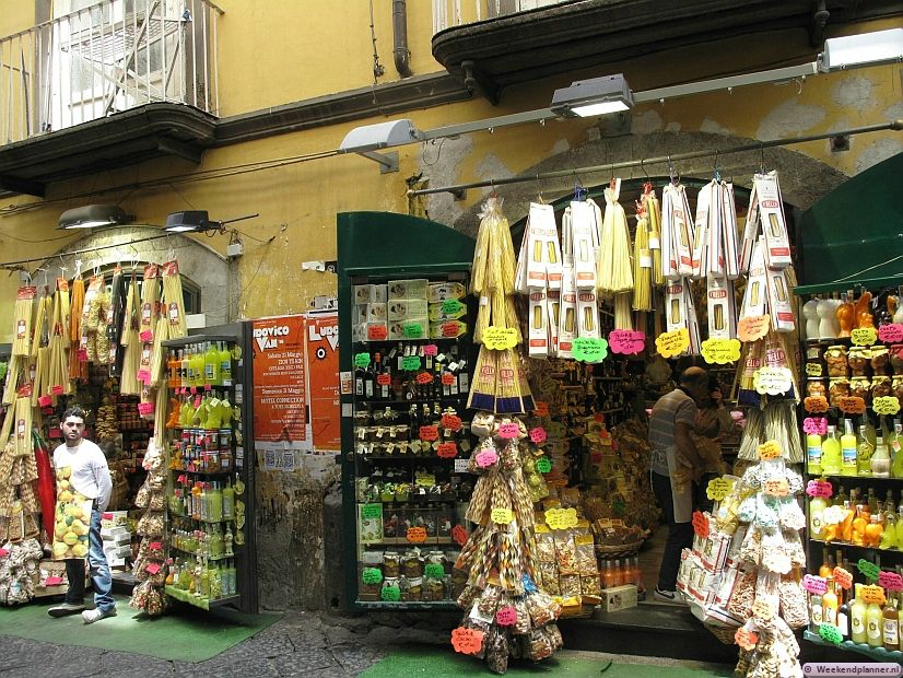Enkele pasta winkeltjes in de Via Benedetto Croce in Napels. In deze winkels hangen meer soorten en meer kleuren pasta dan je voor mogelijk zou houden. Napels is een echte stad voor de pasta liefhebber. Tips: De attracties van Napels.