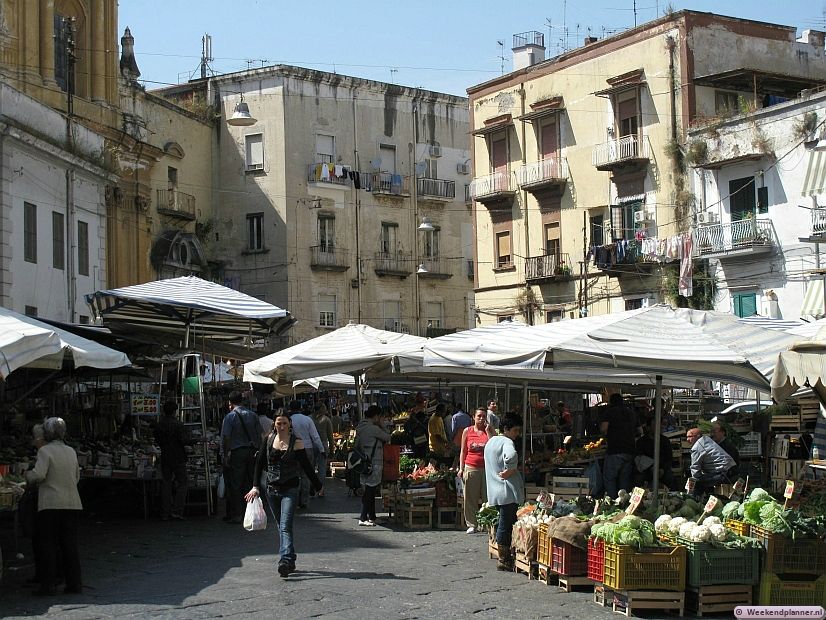 De dagelijkse markt van Piazza San Francesco di Paola. Foto's van de markten van Napels.