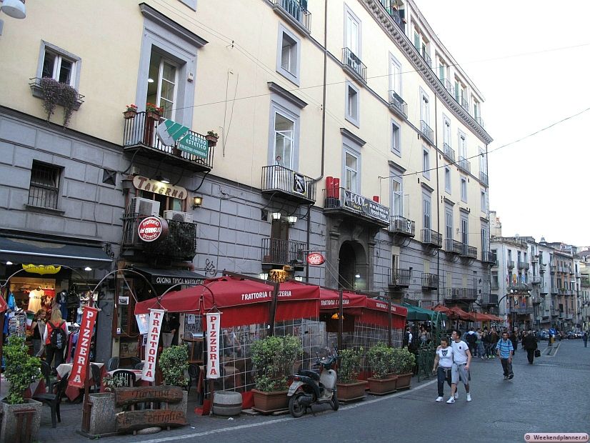 Dankzij de vele studenten zijn er op Piazza Bellini veel leuke en niet al te dure restaurants. Het is een leuke plek om 's avonds op een terrasje te zitten. In de omgeving van Piazza Bellini zijn veel muziekwinkels, boekenwinkels en antiekwinkels. Tips: Overnachten in het centrum van Napels.