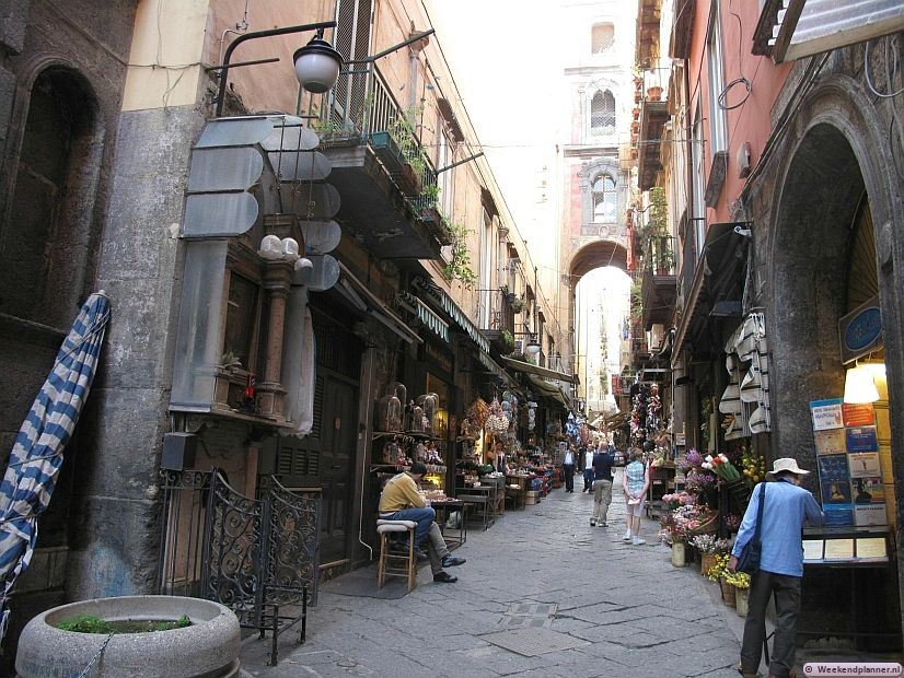 In de Via San Gregorio Armeno zijn veel winkeltjes die allemaal religieuze souvernirs verkopen.  Foto's van het centrum van Napels.