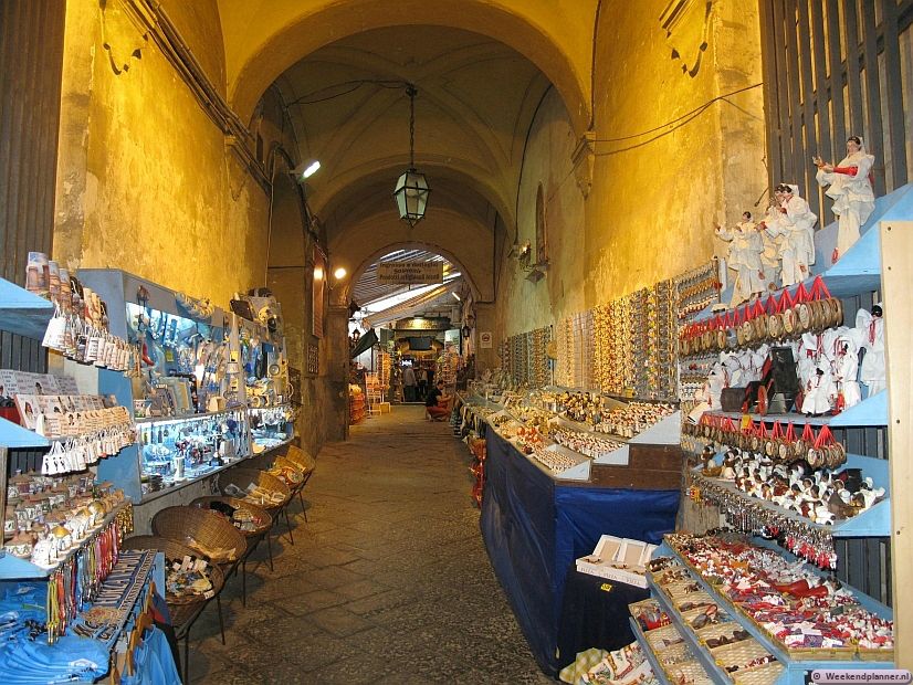In de Via San Gregorio Armeno wordt al sinds het eind van de 18de eeuw kerststalletjes gemaakt en tussen november en januari verkocht. Sommige kerststalletjes zijn actueel doordat de kerstfiguren gezichten hebben van lokale beroemdheden.