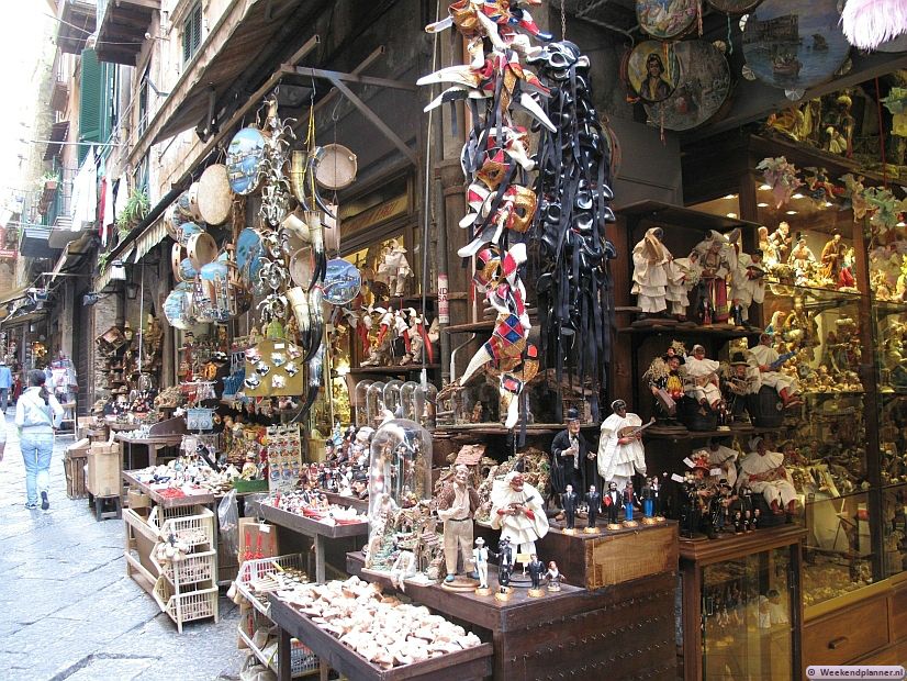 In de kleurrijke Via San Gregorio Armeno zijn altijd veel toeristen en er worden dan ook veel souvenirs verkocht. Foto's van de attracties van Napels.
