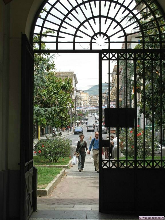 Dit is de toegang tot de opgravingen van Herculaneum. De weg naar dit hek leidt door het centrum van de Italiaanse stad Ercolano rechtstreeks naar het station.