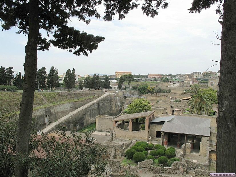 Op de achtergrond zie je de ingang van Herculaneum. Je gaat dus de stad in via de vroegere haven. Bij de ingang kun je een audiogids krijgen.