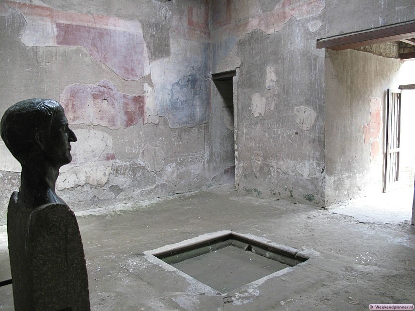 Anders dan Pompeii werd Herculaneum niet bedekt door een dikke laag as die de bovenverdiepingen van huizen deed instorten. Herculaneum werd langzaam bedekt door zo'n 20 meter lava. Veel objecten en schilderingen zijn bewaard gebleven.   Tips: De attracties van  Herculaneum .
