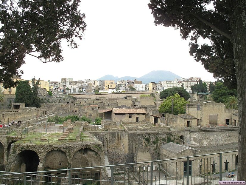 Net zoals Pompeii werd ook de Romeinse plaats Herculaneum getroffen door de uitbarsting van de Vesuvius in 79 na Chr. De meeste inwoners van de stad konden op tijd wegkomen. Tips: Een bezoek aan de Vesuvius.