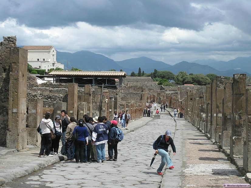 Pompeii werd in 79 na Chr. bedolven onder een dikke laag puin en as. De bovenverdiepingen van de huizen zijn daardoor meestal ingestort. Dit in tegenstelling tot Herculaneum, een andere Romeinse plaats vlakbij. Foto's van de opgravingen van Herculaneum.