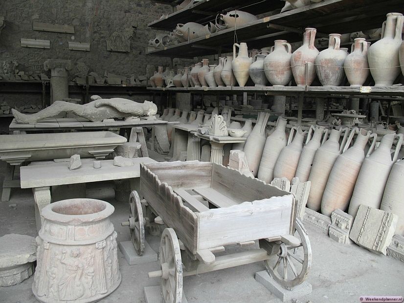 Op de marktplaats van Pompey is de opslagplaats van alles wat er recent is opgegraven. Als je de mooiste stukken wilt zien zul je echter naar het Nationaal Archeologisch Museum in Napels moeten.