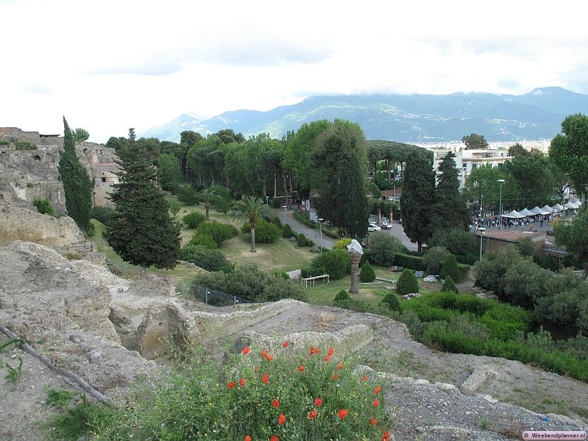 Het huidige stadje Pompeii ligt naast de heuvel met de ruïnes van Pompeii Scavi (Scavi=opgraving). De nieuwe plaats Pompeii is dus naast de oude gebouwd. In Pompeii zijn hotels en restaurants te vinden. Er vertrekken ook bussen naar de Vesuvius en naar Napels. Fotos van een bezoek aan de Vesuvius.