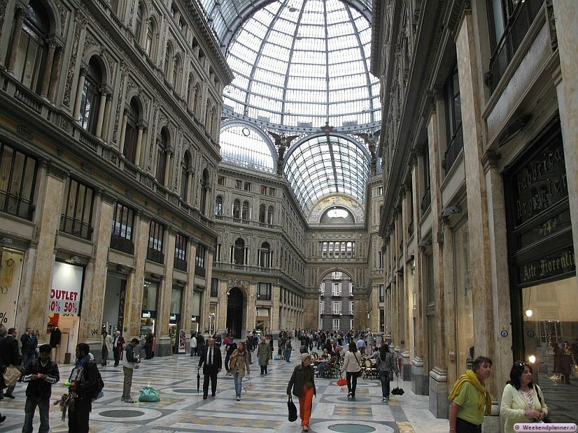 De Galleria Umberto I is een prachtig winkelcentrum met luxueuze winkels en leuke terrasjes.  Tips: De attracties in het centrum van Napels.