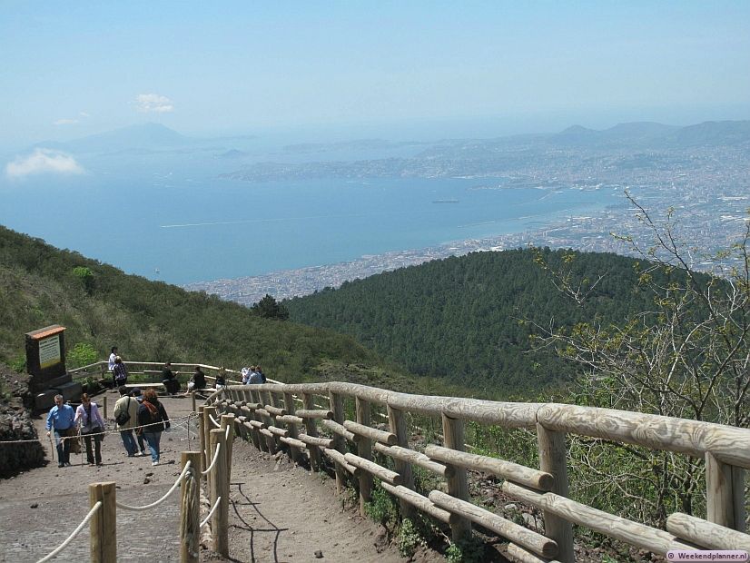 Er loopt vanaf de voet van de vulkaan een gemakkelijk toegankelijk pad naar boven. Er is maar één pad dus verdwalen kan niet. Een gids heb je niet nodig! Tips: Een bezoek aan de Vesuvius.