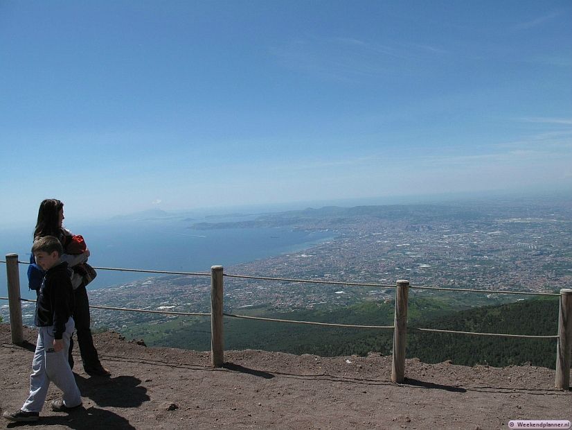 Bij helder weer heb je vanaf de Vesuvius een mooi uitzicht over de Golf van Napels en Napels. Tips: Mooie bestemmingen in de Golf van Napels.