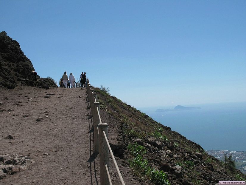 De vulkaan Vesuvius ligt samen met de ruïnes van Pompeii en Herculaneum vlakbij de stad Napels. Als je Napels bezoekt moet je zeker ook  naar de top van de vulkaan gaan. Vanaf de voet van de vulkaan naar de top loopt een voetpad dus een gids is niet nodig.