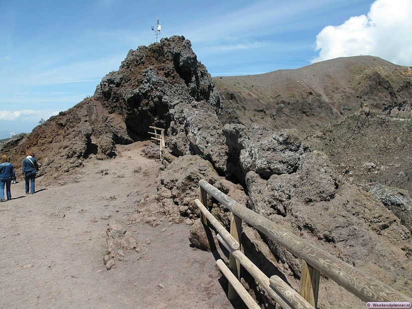 Dit is de krater van de Vesuvius. Verwacht in de krater geen kolkende zee van lava. De Vesuvius is een slapende vulkaan dus in de krater liggen rotsen.