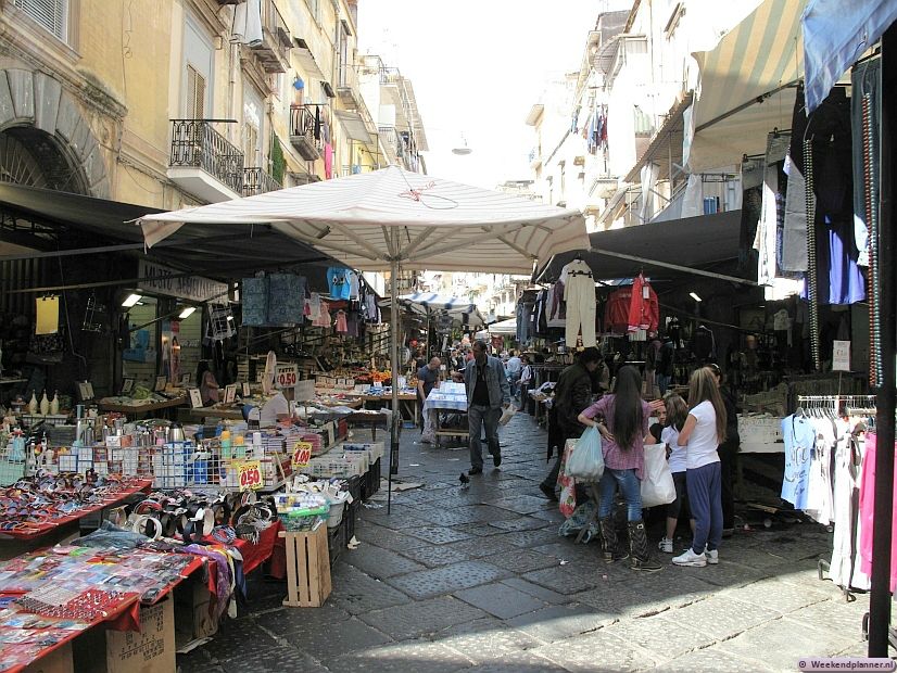 In Napels zijn verschillende markten. Dit is de dagelijkse markt bij Piazza San Francesco di Paola (vlakbij station Garibaldi). Foto's van het centrum van Napels.