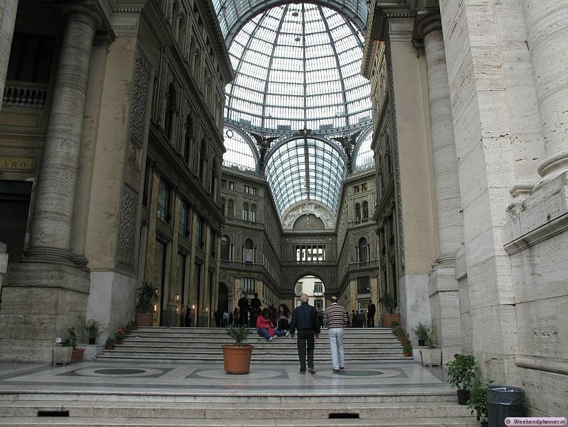 Het fraaie 19de-eeuwse winkelscentrum Galleria Umberto I. Tegenover de Opera is een ingang. Foto's van de attracties van Napels.