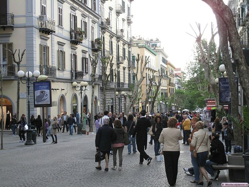 De winkelstraat Via Alessandro Scarlatti ligt achter kasteel Sant'Elmo op de heuvel. Als het in de zomer heet is in de binnenstad is het hier vaak iets koeler door de wind uit zee. (Metro Piazza Vanvitelli). Foto's van de winkelstraten van Napels.