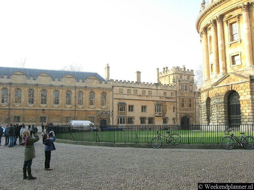 Radcliffe Square is het meest bekend gedeelte van de universiteit van Oxford. Als Oxford in een film of serie voorkomt zie je meestal scènes die in Radcliffe Square zijn opgenomen. Radcliffe Square ligt naast High Street in het centrum van Oxford. Tips: De attracties  van Oxford.