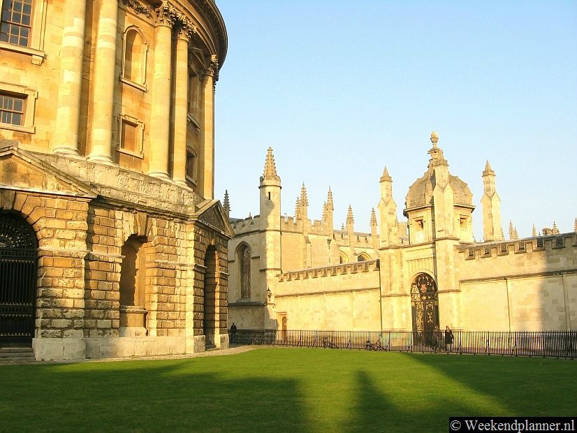 Centraal op Radcliffe Square ligt het ronde gebouw Radcliffe Camera (1749). De Radcliffe Camera is de leeskamer van de bibliotheek. Met een gang is het gebouw verbonden met de bibliotheek daarachter. Tips:  De colleges in Oxford.