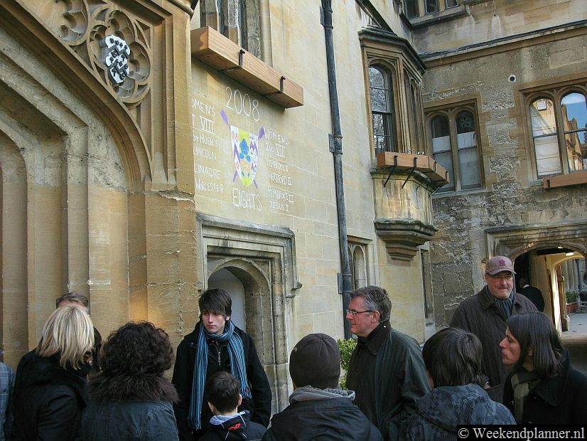 Een gids met groep in Brasenose College. Het vrouwenteam van de roeivereniging van het 16de-eeuwse Brasenose College won in 2008 van Cambridge. Een dergelijke overwinning mag je met krijt op de muren schrijven. Verder is graffiti niet gewenst. Tips:   De colleges in Oxford.