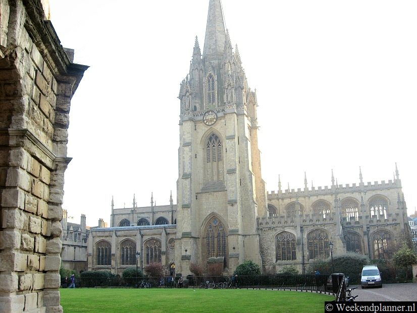 De University Church of St. Mary The Virgin aan High Street staat aan de achterzijde op Radcliffe Square. Tip: links is de ingang van een bijzonder eethuisje in de kelders. Tips:   De colleges in Oxford.