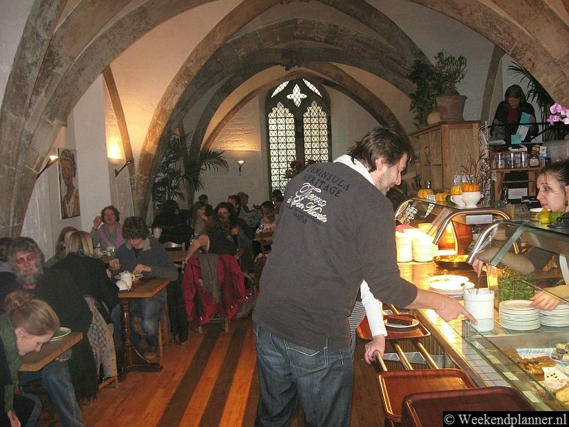 Dit is het The Vaults & Garden Cafe in de veertiende eeuwse kelder van de University Church aan Radcliffe Square. Door de week komen er veel studenten maar in de vakanties en in het weekend zijn er vooral toeristen.