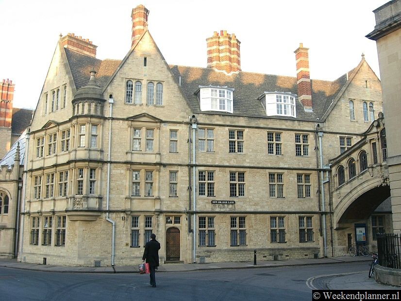 Dit is New College, het oudste college van Oxford. New College is in 1379  tegen de stadsmuur gebouwd. Het prachtige gebouw is gratis te bezoeken. Delen van New College zul je herkennen uit scènes van Harry Potter en Inspector Morse. Foto's van bezienswaardigheden in het centrum van Oxford.