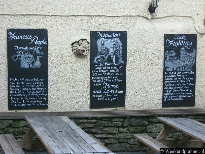 Op de borden bij de ingang kun je meer lezen over dit bijzondere café. Bij je bezoek kun je op één van de borden lezen wie je in hun studententijd voorgingen. Tips:  Meer over de Turf Tavern.