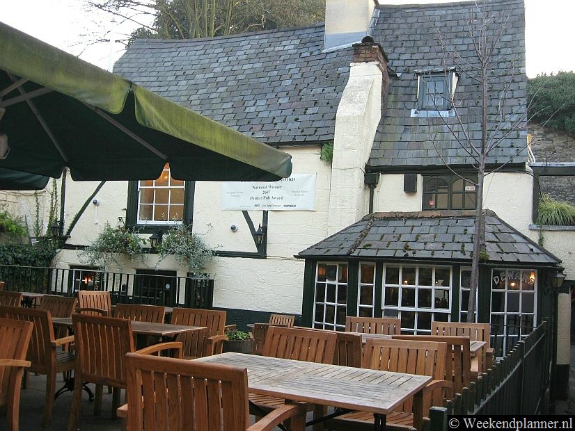 Dit is Turf Tavern, in de middeleeuwen een plek waar je niet zonder zwaard of ploertendoder naartoe ging. Tips:   Meer over de Turf Tavern.