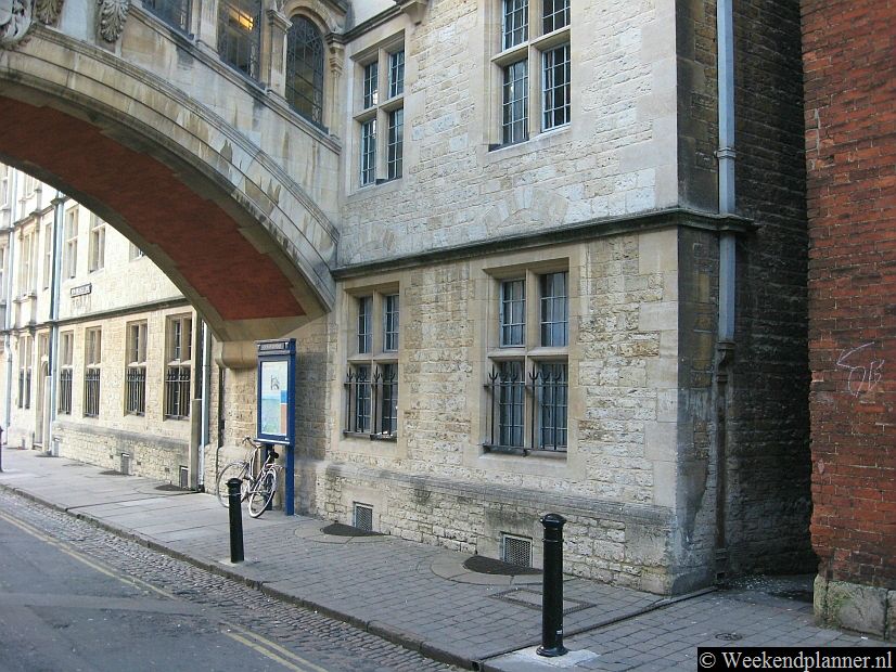Naast New College ligt een steegje, St. Helen's Passage, dat naar het Turf Café leidt. Je loopt via verschillende steegjes naar Turf Tavern, ooit net buiten de stadsmuur zodat de wetten van de stad en de regels van universiteit er niet gehandhaafd werden. Tips:  Meer over de Turf Tavern.