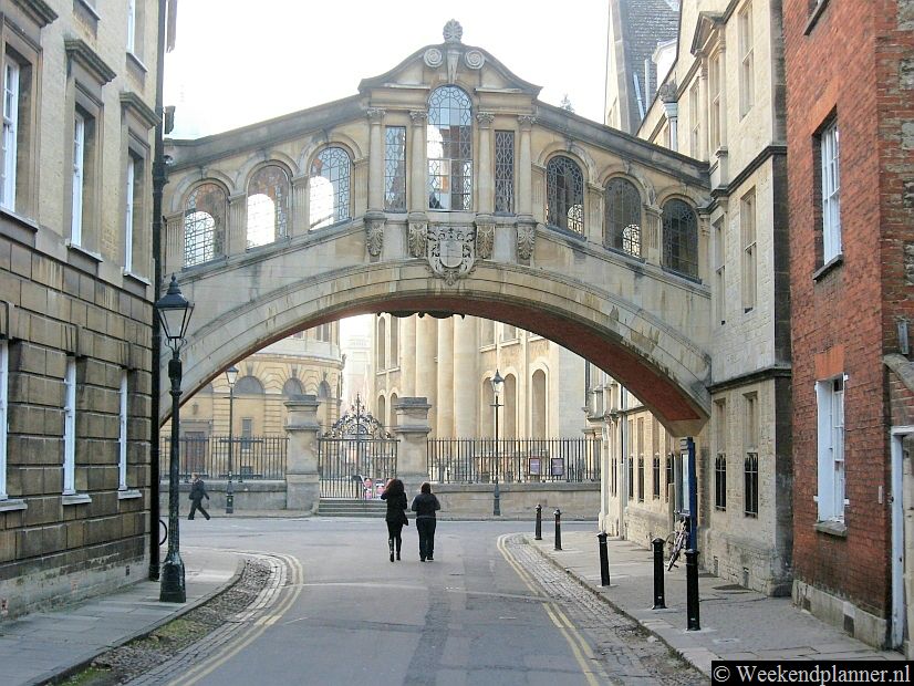 Deze typische brug is geïnspireerd op de Brug der Zuchten in Venetië. De brug loopt over New College Lane naar het oudste college van Oxford, New College. Tips:  De attracties van Oxford.