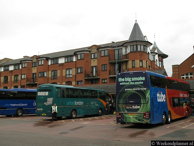 Het Gloucester Green Bus Station is het busstation van Londen. Hier vertrekken veel bussen naar bestemmingen als Cambridge en Londen. Het busstation ligt in het centrum van Oxford, vlakbij de winkelstraat Cornmarket Street.. Tips:   Openbaar vervoer in Oxford.