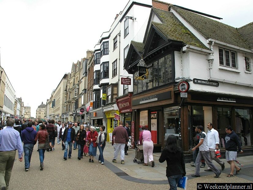 De winkelstraat Cornmarket Street is drukke winkelstraat in het centrum van Oxford. Het grootste warenhuis, Boswells of Oxford, en het winkelcentrum Clarendon Centre hebben in deze winkelstraat een ingang. Tips:   Shoppen in Oxford.