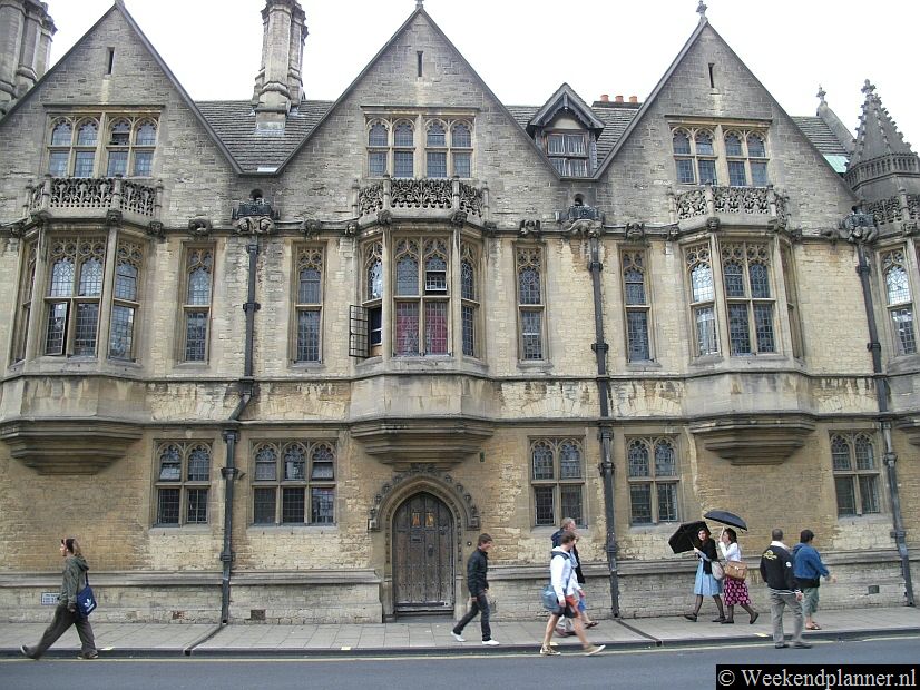  De mooiste straat voor toeristen in Oxford is High Street. Vanuit High Street zijn de belangrijkste winkelstraten en attracties van de stad gemakkelijk bereikbaar. Tips:   Een paar dagen naar Oxford.
