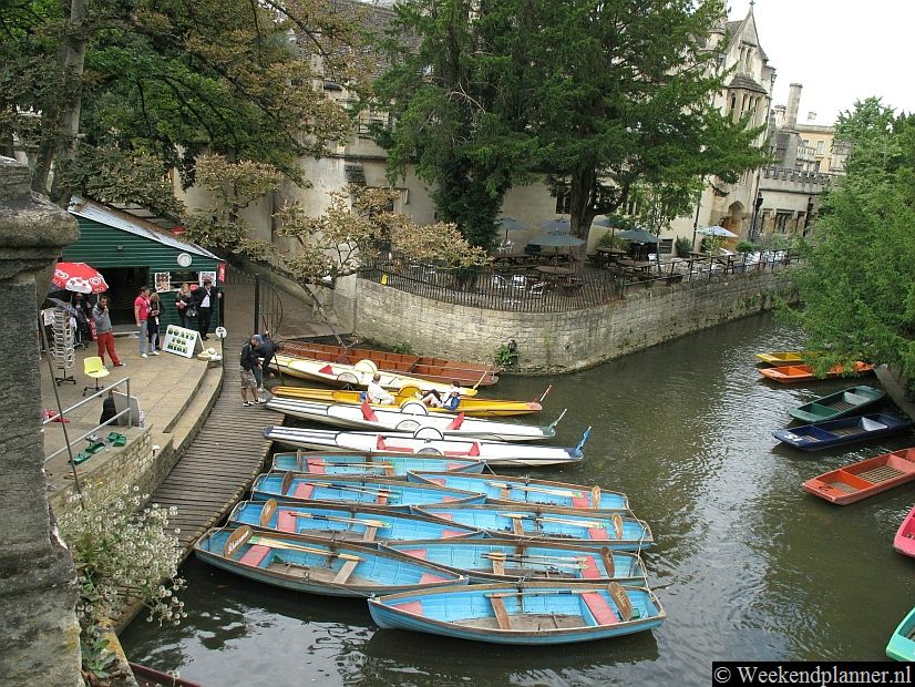 In High Street vind je naast de Magdalen College Tower het Magdalen Bridge Boathouse. Hier kun je al sinds generaties boten huren en ermee door Oxford varen. Tips:   Een paar dagen naar Oxford.