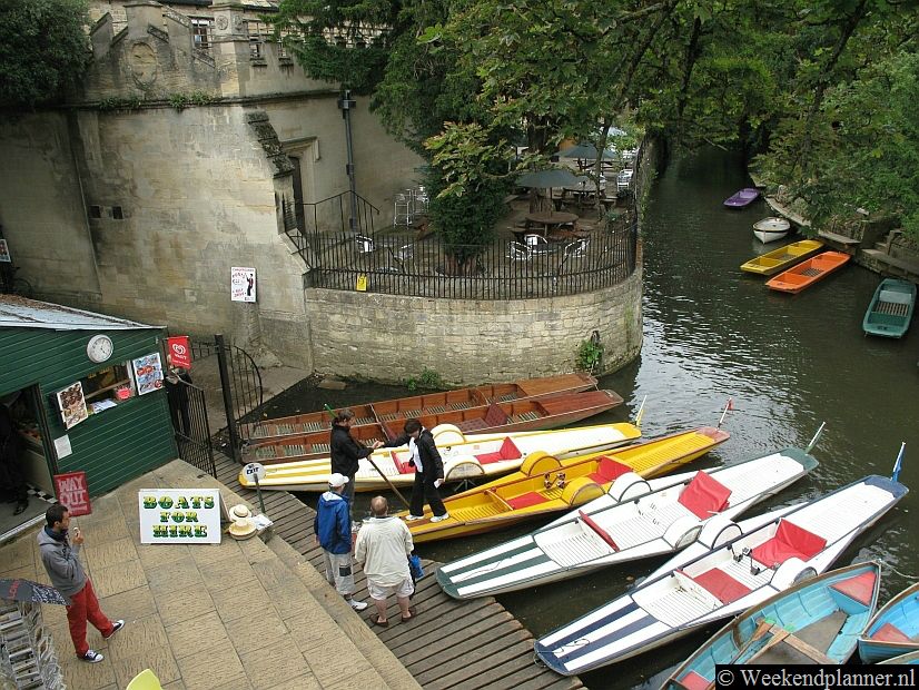 Bij de brug in High Street kun je traditionele vletten, waterfietsen en roeiboten huren en daarmee door Oxford varen. De botenverhuur is zeven dagen per week geopend. In december en januari is het gesloten. Tips:   De attracties van Oxford.