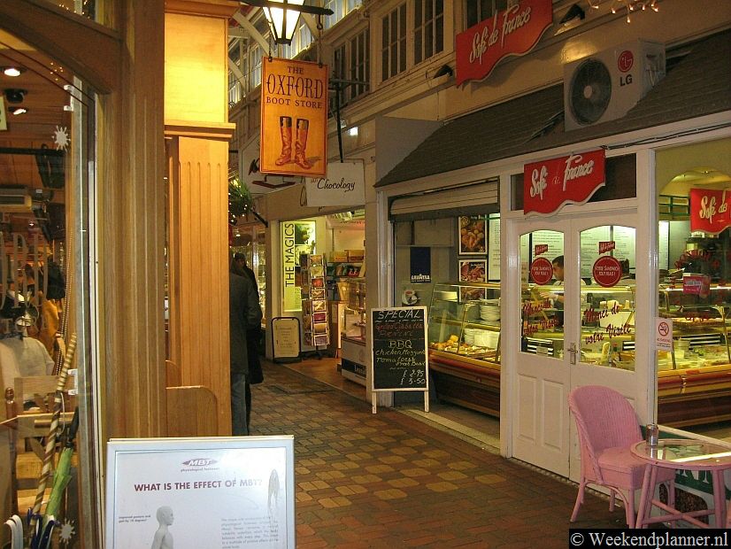 In High Street is een ingang van de Covered Market uit 1774. In deze Victoriaaanse markthal zijn veel vaak typische Britse winkeltjes. Zelfs de slagers snijden hun vlees anders in Engeland. Tips:    Meer over deze markthal in Oxford.