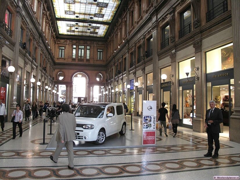 Dit is de prachtige Galleria Alberto Sordi in de winkelstraat Via del Corso. Het winkelcentrum is in 1914 gebouwd in de Art Nouveau stijl. Het Piazza Venezia ligt hier vlakbij. Tips: Winkelen in Rome.