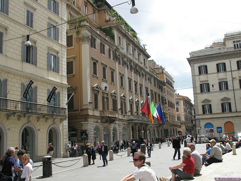 De winkelstraat Via del Corso is anderhalve kilometer lang en loopt van de Piazza Venezia naar de Piazza del Popolo. Tips: De attracties in het centrum van Rome.